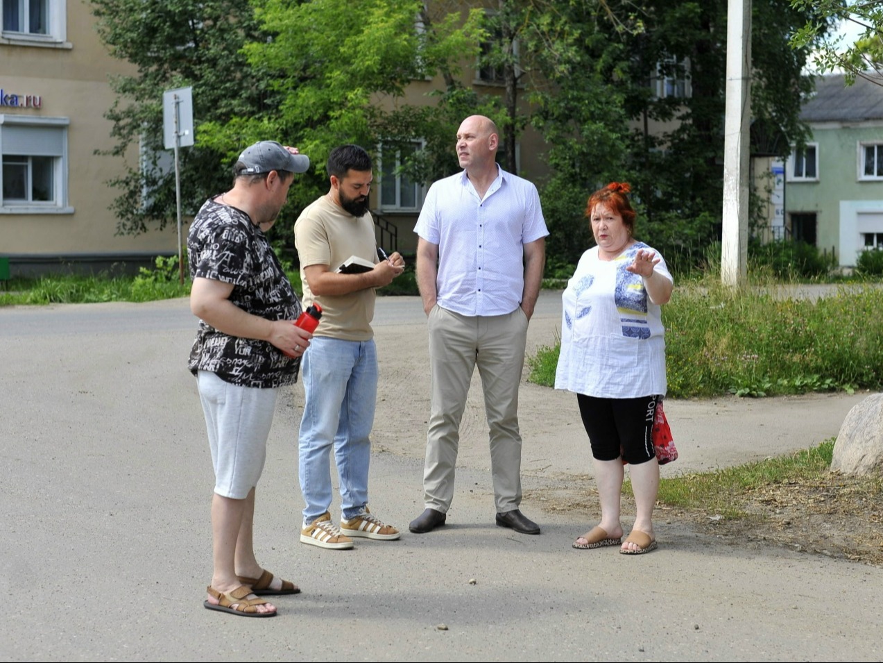 В Гаврилов-Ямском округе продолжаются пешие обходы территорий по поручению главы региона Михаила Евраева..